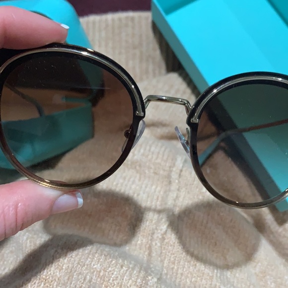 Super stylish Tiffany & Co Sunglasses πΆ - Picture 8 of 9
